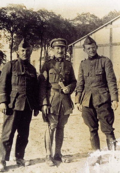 Adiel Debeuckelaere, commandant Constant Sevens en Hendrik Borginon (rechts) aan het IJzerfront, 1918. (ADVN, VFAY713)