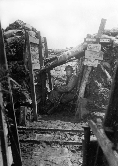 De wacht in de eerste linie. Tweetalige opschriften manen de soldaten aan tot stilte om hun positie niet te verraden aan de vijand, ca. 1915-1918. (Koninklijk Legermuseum)