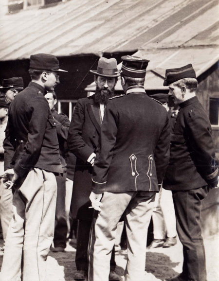 De katholieke volksvertegenwoordiger Frans van Cauwelaert in gesprek met militairen achter het Belgische front, ca. 1914. (Koninklijk Legermuseum)