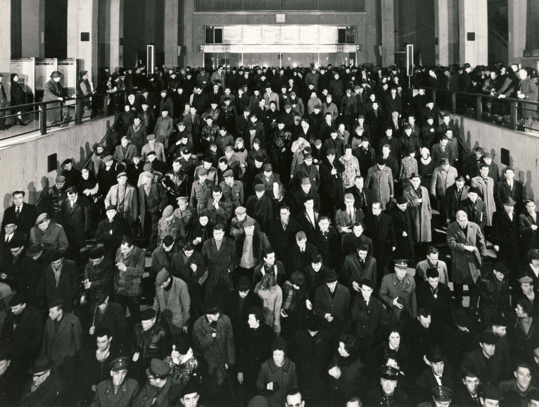 Spitsuur in het Centraal Station van Brussel, jaren 1950. Dagelijks trokken er tienduizenden pendelaars naar de hoofdstad voor hun werk. Velen woonden vroeger in de Brusselse agglomeratie maar verhuisden naar groene en rustige randgemeenten. (FOD Kanselarij van de Eerste Minister)
