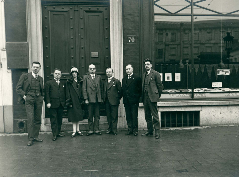 Het VTB-bestuur poseert voor de nieuwe hoofdzetel van de VTB aan de Antwerpse Paardenmarkt, 1930. Van links naar rechts: Jozef van Overstraeten, Frans Neyes, Bertha Samyn, Stan Leurs, Frans Luyten, Gaston (Vaast) Mauquoi en Lode de Bruyne. (ADVN)