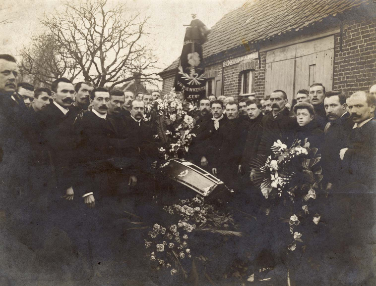 Begrafenis van de socialistische militant Stien Naudt in Lochristi, de eerste burgerlijke begrafenis in een gemeente rond Gent, 1908. (Amsab-ISG, fo001904)