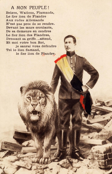 In deze zowel in het Frans als het Nederlands verspreide patriottische postkaart sprak koning Albert I zijn volk aan als ‘Belgen, Walen en Vlamingen’ en alludeerde hij expliciet op regionale symbolen zoals de Vlaamse leeuw (BELvue Museum)