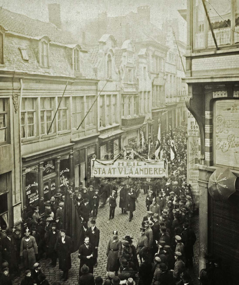 Op 27 januari 1918 vieren professoren en studenten van de vernederlandste Gentse Universiteit het uitroepen van de politieke zelfstandigheid van Vlaanderen met een feestelijke optocht. (Universiteitsbibliotheek Gent)