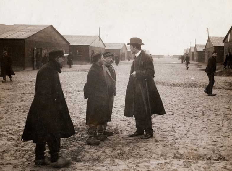 Bezoek van Camille Huysmans aan een interneringskamp voor Belgische soldaten in Nederland, ca. 1916. (Amsab-ISG, fo024094)