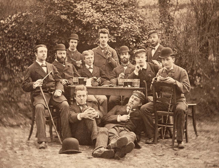 Leuvense studenten omstreeks 1880. Vooraan liggend met pet Flor Heuvelmans; naast hem, zittend op de grond, vermoedelijk Aloïs Bruwier. (Universiteitsarchief KU Leuven, AMVS)