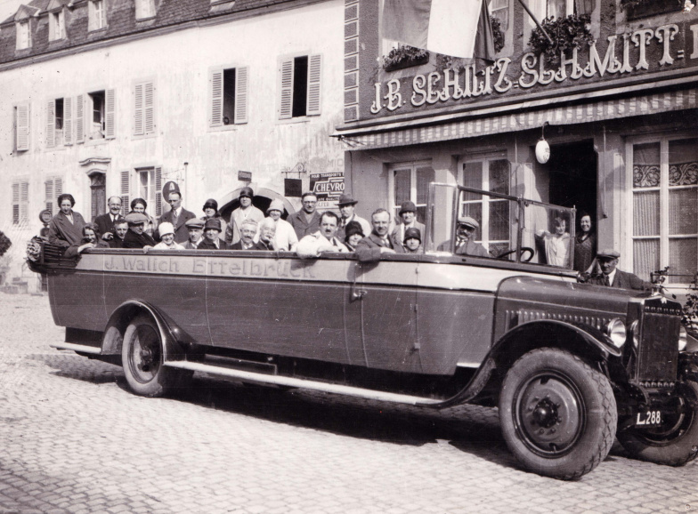 Een VTB-busreis naar Echternach, ca. 1930. (ADVN)