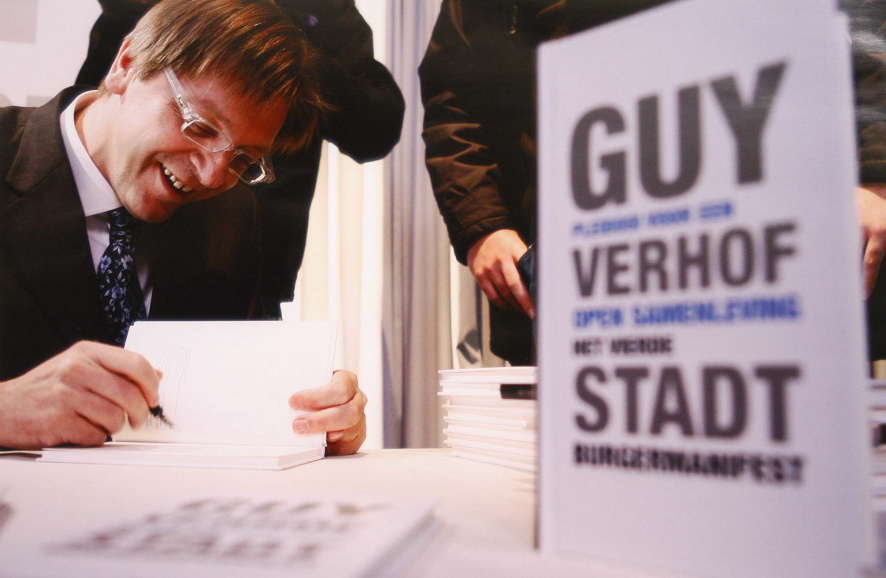 Guy Verhofstadt signeert zijn boek [i]Pleidooi voor een open samenleving, het vierde Burgermanifest[/i], 2006. (Liberas)