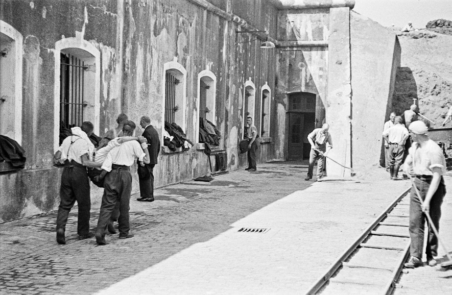 Veel gearresteerde verzetslieden kwamen terecht in het beruchte gevangenkamp van Breendonk. Meer dan 300 gevangenen kwamen om door ontbering, marteling of executie. Foto Otto Kropf. (CegeSoma/Rijksarchief, 53506)