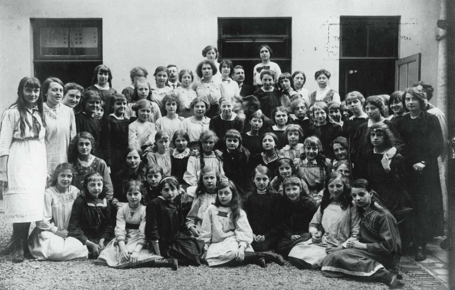 Schoolfoto van het Athenée de Jeunes Filles, 1913. Directrice en lerares Rosa de Guchtenaere staat rechts achteraan. (Collectie Koninklijk Lyceum Gent)