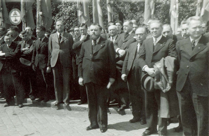 Hendrik Elias en Reimond Tollenaere links achter Staf de Clercq tijdens de vierde landdag van het VNV, Gent, 1938. (ADVN, VFA879)