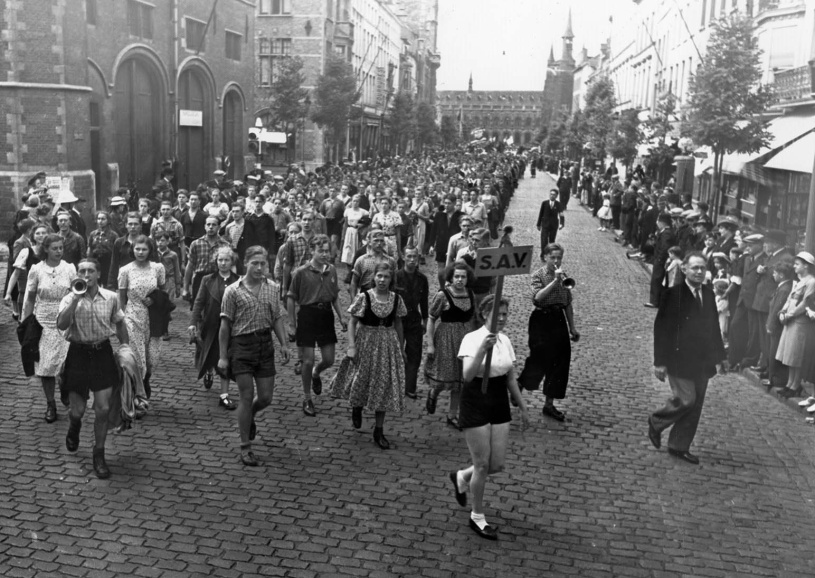 Optocht van de Socialistische Arbeidersjeugd Vlaanderen (SAV) tijdens de socialistische Guldensporenherdenking in Kortrijk op 9 juli 1939. (Collectie Amsab-ISG, fo001192)