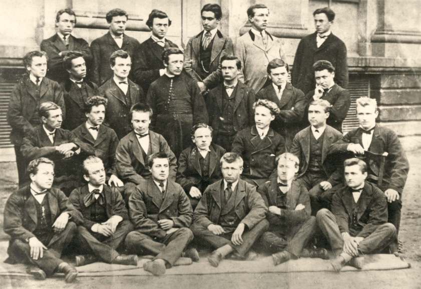 De poësisklas van het schooljaar 1874-1875 aan het Klein Seminarie in Roeselare, met o.m. Julius Devos (achterste rij, derde van links), Emiel Demonie (derde rij, vierde van links), Kamiel Watteeuw (derde rij, tweede van rechts) en Albrecht Rodenbach (derde rij, eerste van rechts). De klas revolteerde tegen de positie van het Frans in het onderwijs. Het conflict ging de geschiedenis in onder de naam De Groote Stooringe. (ADVN, VFA8775)