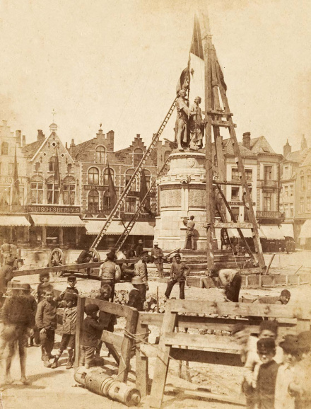 Plaatsing van het standbeeld van Jan Breydel en Pieter de Coninck op de Grote Markt van Brugge in 1887. (Stadsarchief Brugge – verz. J. A. Rau)