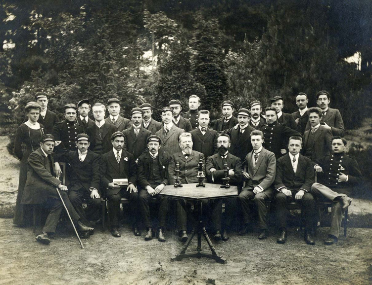 Julius Mac Leod (zittend in het midden) met studenten in de Plantentuin van de Gentse Universiteit, 1911. Foto Edgard Claessens. (Collectie Stad Antwerpen, Letterenhuis, tglhph50048)