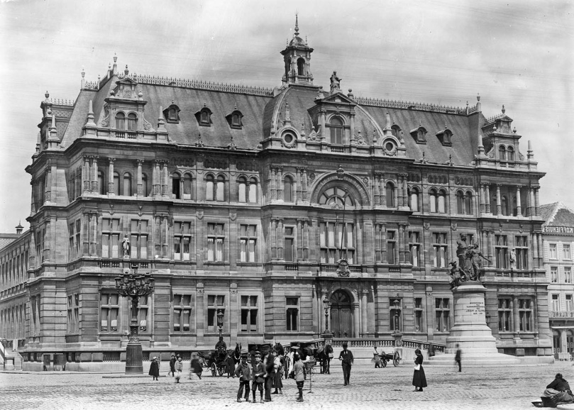 In 1884 werden het nieuwe gebouw van het Koninklijk Atheneum Antwerpen ingehuldigd. Het atheneum ging voorop in de vernederlandsing van het onderwijs. (FelixArchief)