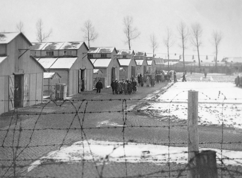 In het hechteniskamp van Lokeren werden tussen 1944 en 1947 in het kader van de repressie vele duizenden gedetineerden opgesloten, waaronder ook de oorlogsburgemeesters van o.a. Sint-Niklaas, Stekene, Gent-Brugge, Temse en Zele. (ADVN, VFA3797)