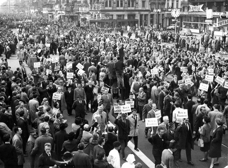 Deelnemers aan de tweede Mars op Brussel, 14 oktober 1962. De manifestanten dragen bordjes met daarop onder meer de slogans ‘Geen faciliteiten’ en ‘Handen af van de randgemeenten’. (KADOC, kfb002364)
