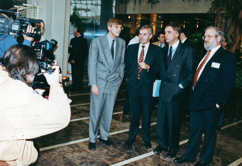 Jaak Gabriëls (tweede van links) en André Geens (uiterst rechts) van de Volksunie op het stichtingscongres van de VLD in november 1992. (Liberas)