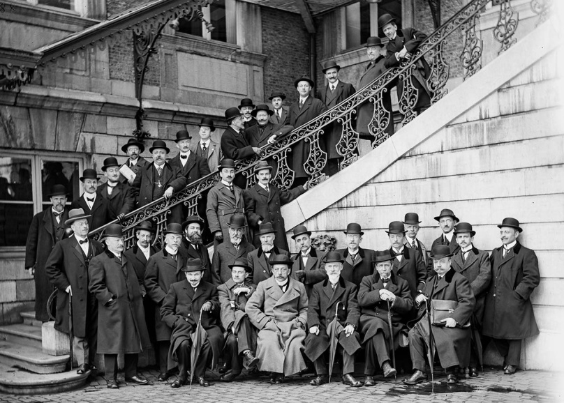 De Assemblée wallonne, het officieus parlement voor Wallonië, met zittend in het midden Jules Destrée, 27 april 1919. (Musée de la Vie wallonne)