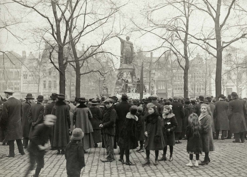Activistische bijeenkomst op de Vrijdagmarkt in Gent naar aanleiding van het uitroepen door de Raad van Vlaanderen van de Vlaamse politieke zelfstandigheid, 27 januari 1918. (Universiteitsbibliotheek Gent)