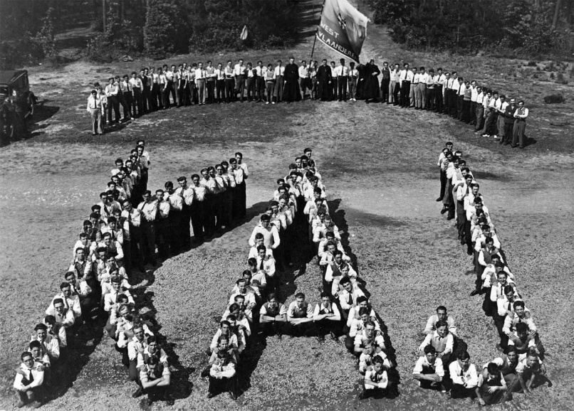 De Katholieke Arbeidersjeugd, afdeling West-Vlaanderen, op een provinciale sutdieweek in Loppem, 1934. (KADOC, kfa015528)