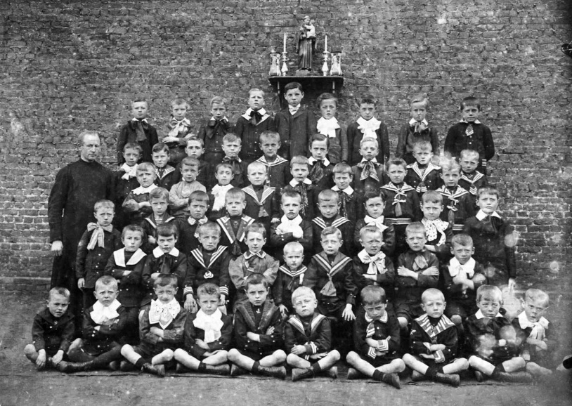 Vierde studiejaar van de Sint-Antoniusschool in Kortrijk, 1911. (KADOC, kfc000166)