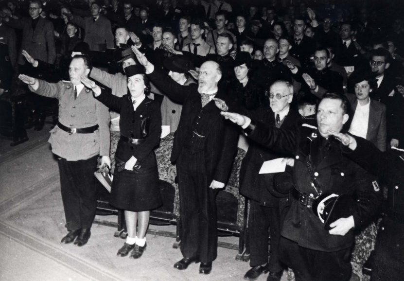 August Borms (midden) op het slotfeest van de kultuurweek van de Nationaal-Socialistische Jeugd in Vlaanderen (NSJV), april 1942.
