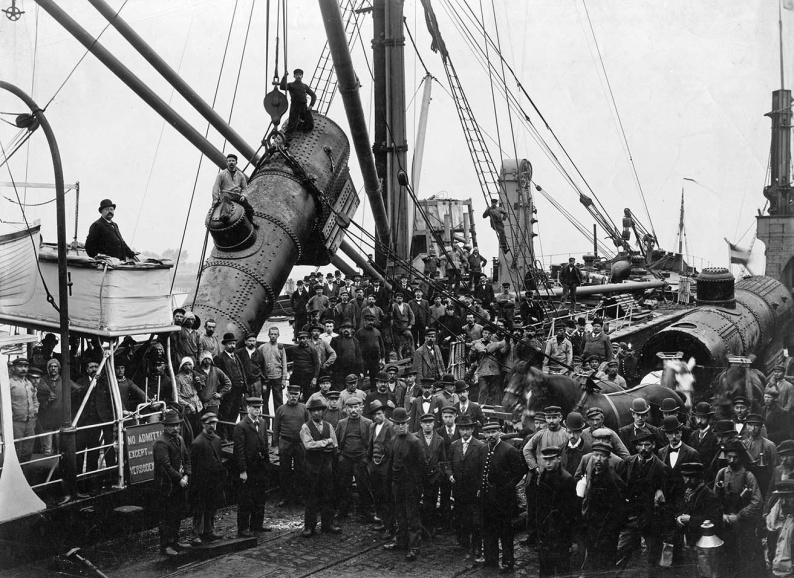 De Antwerpse haven speelde een sleutelrol in de export van Belgische industrieproducten. Een locomotief wordt aan boord gehesen van een schip in de haven van Antwerpen, ca. 1900. (FelixArchief, Antwerpen)