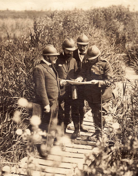 Frans van Cauwelaert tijdens een bezoek aan het Belgische front, augustus 1918. Van Cauwelaert probeerde de invloed van het activisme bij de Vlaamsgezinden in te dijken en adviseert de regering over dit onderwerp. (Koninklijk Legermuseum)