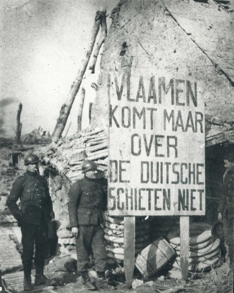 ‘Vlaamen komt maar over de Duitsche schieten niet’, met deze boodschap aangebracht op grote plakkaten trachtte het Duitse leger nog andere Vlaamse soldaten aan te sporen tot desertie, 1918. (ADVN, VFA3663)
