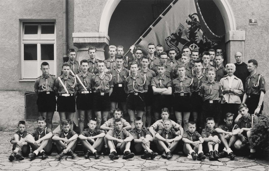 Het Blauwvoetjeugdverbond op Verschaeve-bedevaart in Solbad-Hall, 1958. Helemaal rechts staan Hermi Erhart en Jaak De Meester. (Collectie Maurits Cailliau)