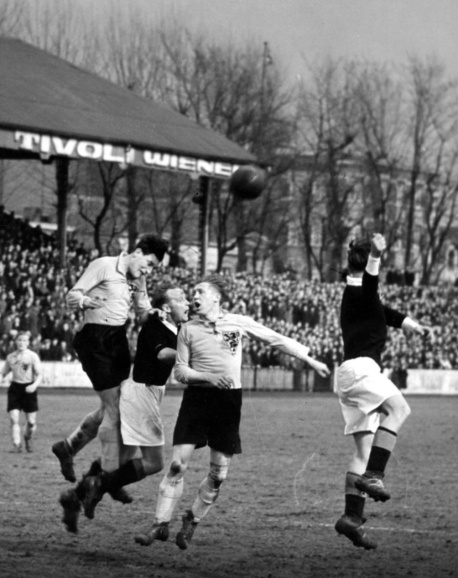 Op initiatief van de DeVlag speelde een Vlaams elftal verschillende propagandawedstrijden, onder meer tegen een ploeg van de Duitse Wehrmacht, Antwerpen, 7 april 1942. (CegeSoma, 30220)