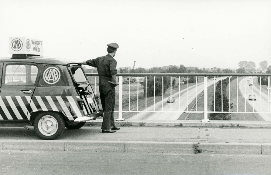 Een VAB-wegenwachter bij zijn Renault 4, klaar voor een interventie, 1969. (ADVN)