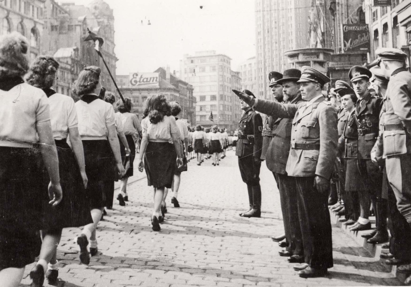 Optocht in Antwerpen van de Dietsche Meisjesscharen (DMS), de jeugdorganisatie voor meisjes van het VNV, 20 april 1942. (CegeSoma)