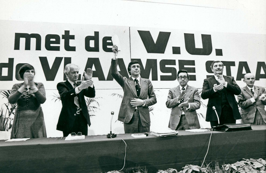 Partijvoorzitter Hugo Schiltz neemt applaus in ontvangst tijdens een VU-kaderdag in Gent, jaren 1970. Foto Studio Dann. (ADVN, VFB1463)