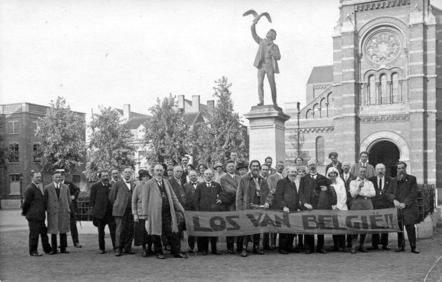 Radicale nationalisten waaronder de oud-activisten August Borms en Leo Augusteyns poseren voor het standbeeld van Albrecht Rodenbach in Roeselare, 1930. Hun boodschap bij de viering van 100 jaar Belgische onafhankelijkheid is duidelijk. (Collectie Stad Antwerpen, Letterenhuis, tglhph41673)