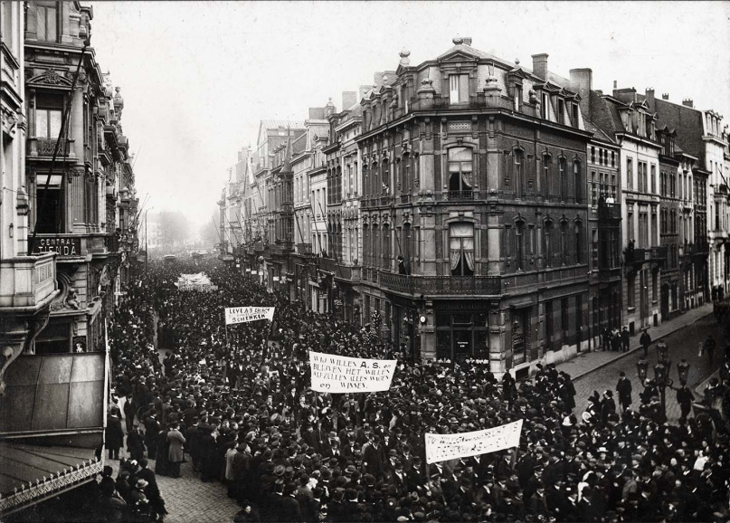 Socialistische massamanifestatie voor algemeen enkelvoudig stemrecht in Gent, 1899. (Amsab-ISG, fo000536)