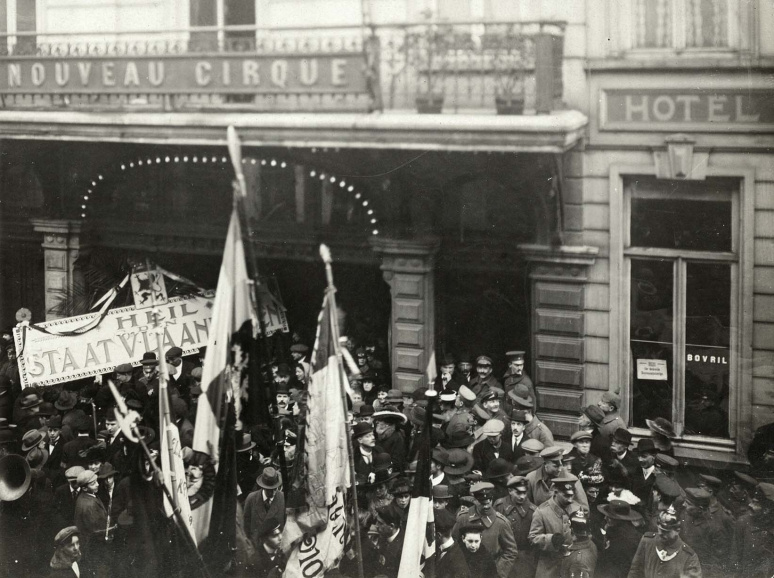 Activistische optocht in Gent naar aanleiding van de door de Raad van Vlaanderen uitgeroepen Vlaamse zelfstandigheid, 27 januari 1918. (Universiteitsbibliotheek Gent)