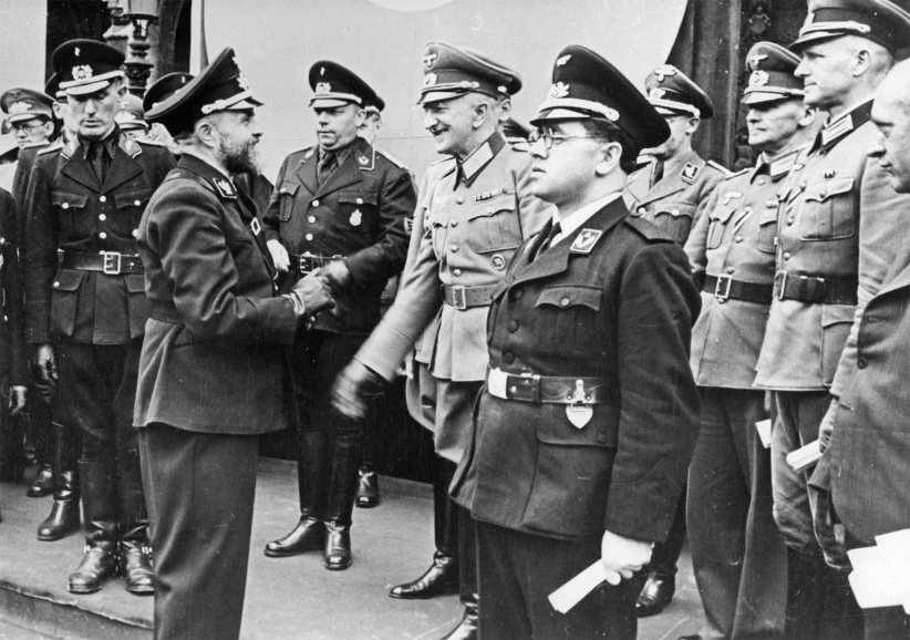 Staf de Clercq groet enkele Duitse officieren tijdens de Tollenaere-herdenkingsmars in Brussel, 12 juli 1942. (CegeSoma/Rijksarchief)