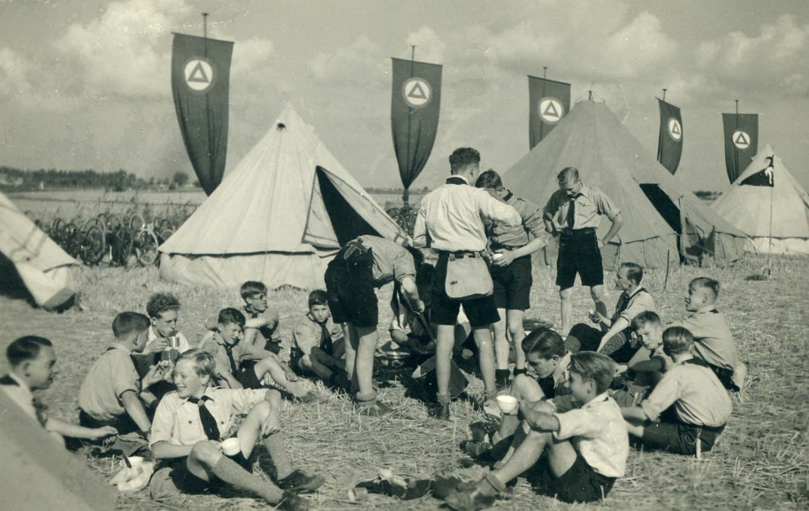 Kamp van het Algemeen Vlaamsch Nationaal Jeugdverbond (AVNJ) tijdens een IJzerbedevaart in Diksmuide, ca. jaren 1930. (ADVN, VFA1010)