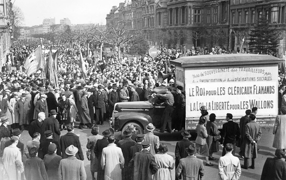 Manifestatie in Luik tegen de terugkeer van Leopold III als staatshoofd van België, 1950. Het opschrift op de vrachtwagen leest: ‘De koning voor de klerikale Vlamingen, de wet en de vrijheid voor de Walen’. (Amsab-ISG, fo003038)