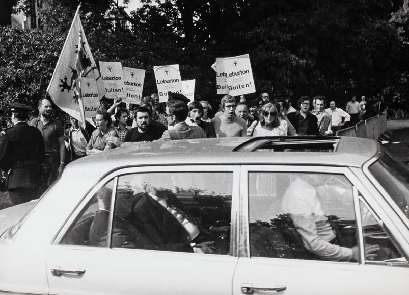 Protest van Were Di tegen de Nederlandsonkundige eerste minister Edmond Leburton, 1973. Foto Studio Dann. (ADVN, VFA11491/9)