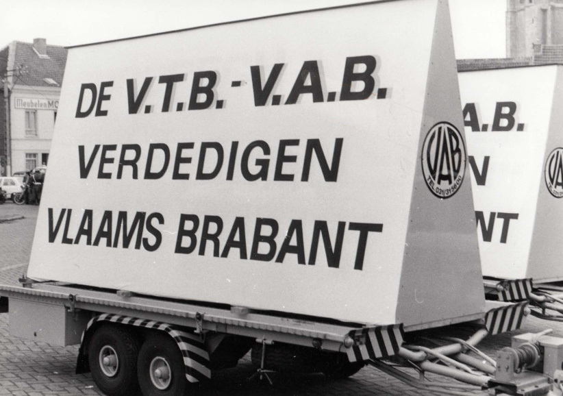De VTB-VAB mobiliseerde mee tegen het Egmontpact. Mobile panelen met de boodschap ‘De VTB-VAB verdedigen Vlaams Brabant’ staan klaar voor deelname aan een anti-Egmontmanifestatie, ca. 1977. (ADVN)