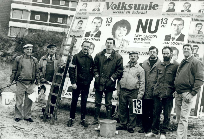 Een VU-plakploeg, met onder meer Jan Loones en Maurice Boucquez, tijdens de parlementsverkiezingen van 1987. (ADVN, VFA757)