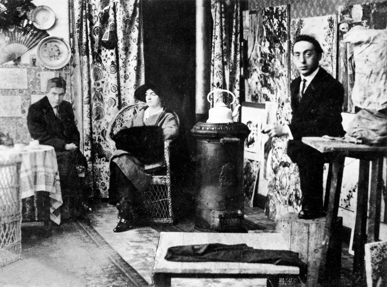 Paul van Ostaijen, Marguerite van der Veken en Floris Jespers in het atelier van Jespers in Boechout, 1917. (Collectie Stad Antwerpen, Letterenhuis, tglhph3756)
