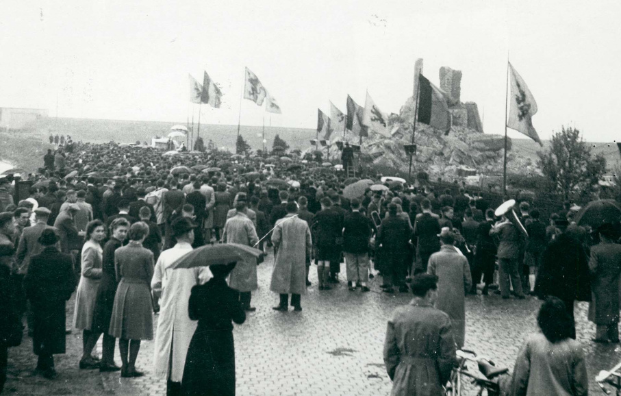 Vlaamse én Belgische vlaggen op de zogenaamde Herstelbedevaart van 1946, aan de voet van de verwoeste IJzertoren. (ADVN, VFAY707)