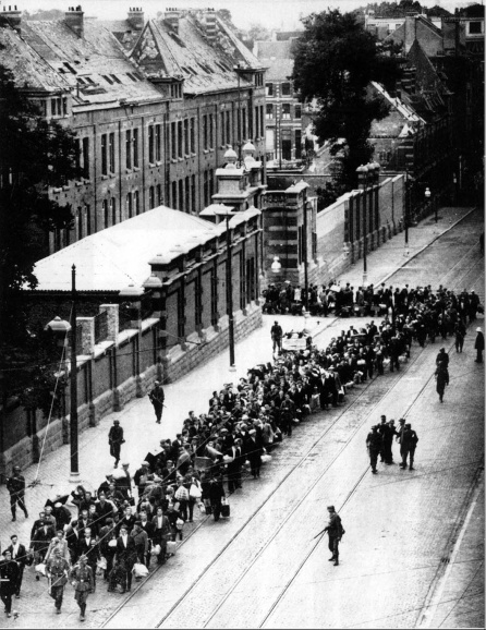 Deportatie van gearresteerde werkweigeraars voor verplichte arbeid in Duitsland, 1942-1944. Na de invoering van de verplichte tewerkstelling in Duitsland begon een klopjacht op ondergedoken mannen. (CegeSoma, 4764)