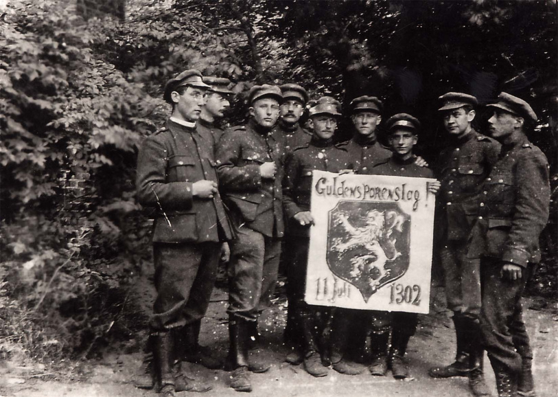 Guldensporenviering door leden van de Frontbeweging, 11 juli 1917. Van links naar rechts: Gaston de Weir, Karel de Zutter, Frans Strubbe, Richard Ide, Leo van de Walle, drie onbekenden en Renaat de Rudder. (ADVN, VFA4722)