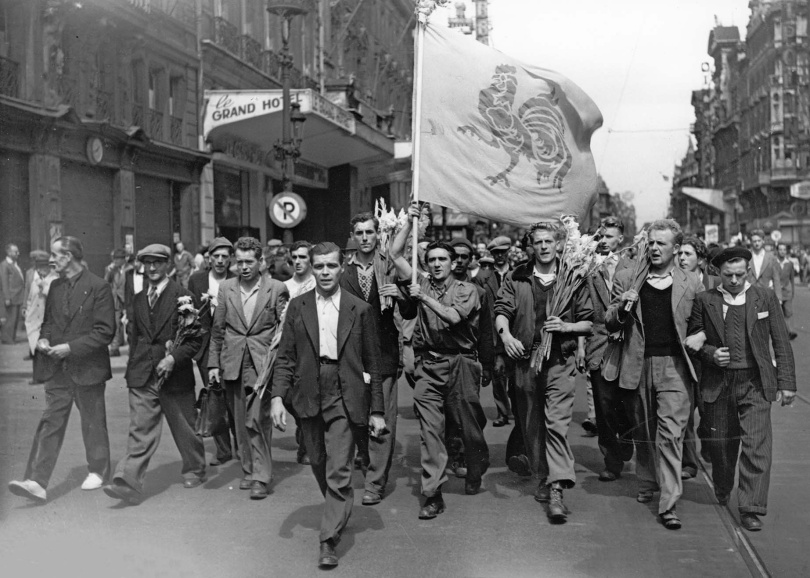 Met de Waalse vlag voorop protesteerden manifestanten tegen de terugkeer van koning Leopold III uit ballingschap, ca. 1950. Naar aanleiding van de koningskwestie won de federalistische gedachte verder veld, zowel in Vlaanderen als in Wallonië. (CegeSoma/Rijksarchief)